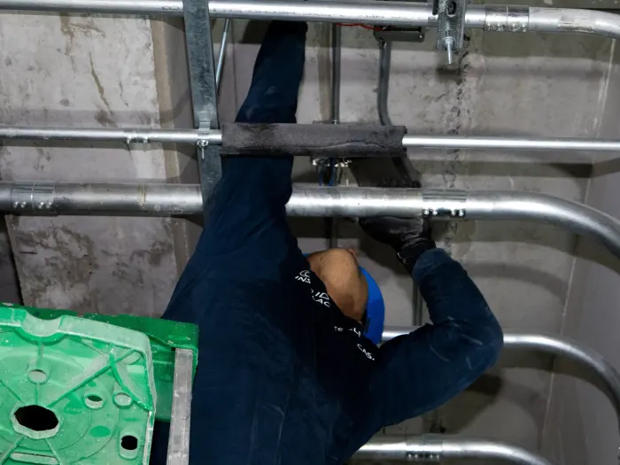 Técnico dando mantenimiento a tablero eléctrico